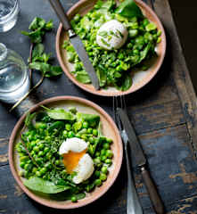 Légumes verts, menthe et œufs mollets