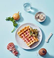 Baconwaffeln mit Kräuterzwiebeln
