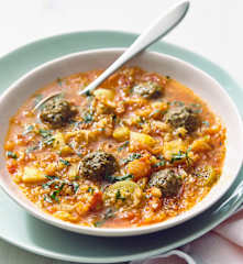 Wirsingsuppe mit Rinderklößchen