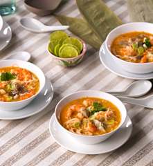Sopa picante de coco y langostinos