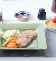 Rollo de carne con verduras, papas y flan de coco