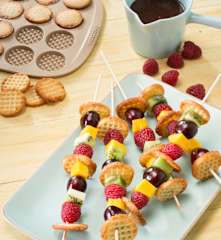 Brochetas de frutas con minigofres crujientes
