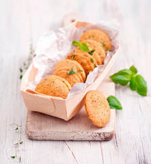 Ciasteczka z parmezanem i ziołami prowansalskimi