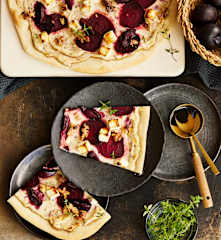 Flammkuchen mit Roter Bete und Pflaumen