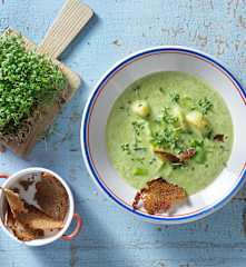 Erdäpfel-Lauch-Suppe mit Brotchips