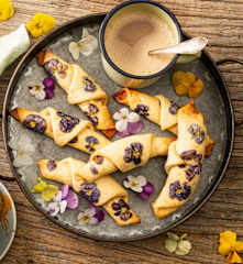 Kwiatowe rogaliki migdałowe