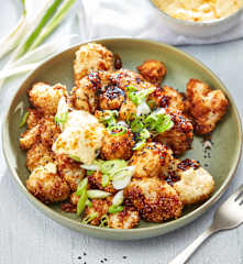 Gebackener Blumenkohl mit süßer Knobi-Glasur und Sesamdip