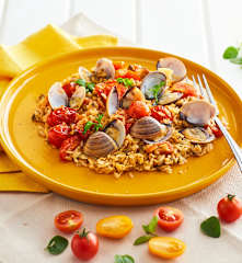 Insalata di riso integrale con vongole e pomodorini