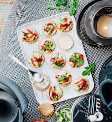 Minitartelettes fines au concombre et poivron