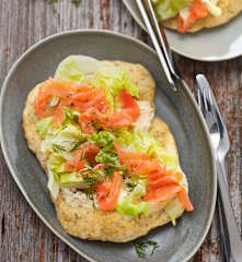 Langos mit Senfcreme und Räucherlachs