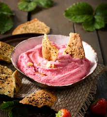 Geeister Erdbeer-Dip mit Sesam-Crackern