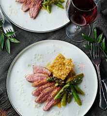 Entenbrust mit grünem Spargel und Polenta