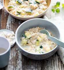 Babyfreundliches Rollgersten-Risotto mit Zucchini und Ziegenkäse