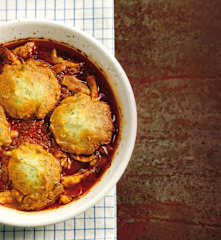 Guisado de frango com scones de milho