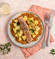 Łosoś na parze z ziemniakami, cukinią i papryką