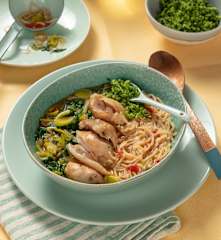 Hendl-Spinat-Bowl mit Eiernudeln