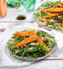 Makaronowa sałatka z ciecierzycą i młodą marchewką