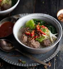 Indonezyjska zupa z makaronem i pulpetami (Mie Bakso)
