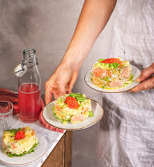 Ensalada de patata con salmón y aguacate
