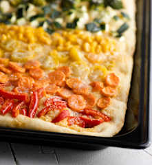 Focaccia arcobaleno con hummus e verdure