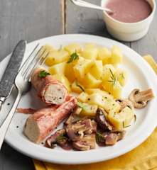 Poulet en robe de jambon, sauce chasseur