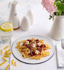 Makaron z marynowanymi burakami i serem feta