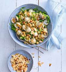 Salade de haricots blancs aux coques, pesto d’estragon et amandes