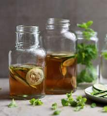 Chá verde fresco com erva cidreira e pepino