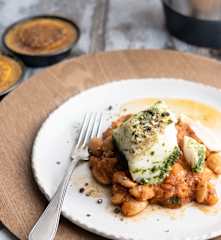 Alubias blancas con chorizo en salsa de jitomate y pescado al vapor. Natilla de naranja.