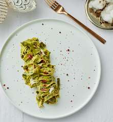 Fettuccine cime di rapa, stracciatella e pepe rosa