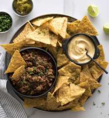Nachos con carne y salsa cheddar