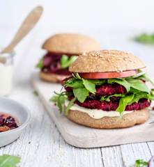 Burger à la betterave et oignons caramélisés