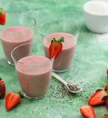 Smoothie din căpșune și iaurt de soia, cu semințe de chia și cocos