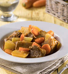 Gulasz z seitanu, ziemniaków i marchewki