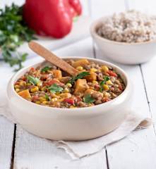 Gulasz z soczewicy i batatów z pęczakiem