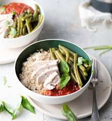 Bol fitness avec riz complet, haricots verts, poulet et sauce tomate
