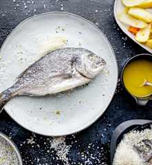 Pesce al sale con verdure e dressing all'arancia