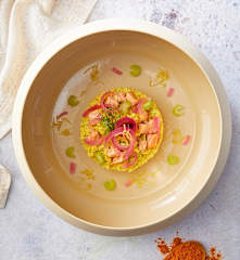 Insalata di grattini alla curcuma con salmone