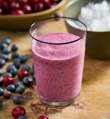 Batido de pêssego, cereja e mirtilo