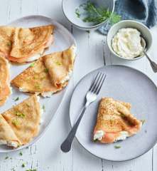 Pełnoziarniste naleśniki z serkiem kremowym i łososiem