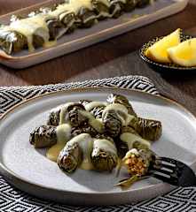 Ντολμαδάκια με κιμά και αβγολέμονο