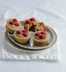 Dattel-Bananen-Muffins mit Himbeeren