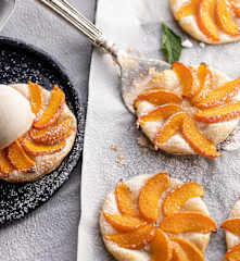 Marillen-Blätterteig-Tartelettes mit Vanilleeis