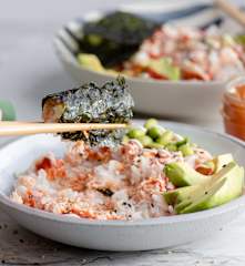Poke bol de salmón, aguacate y alga nori