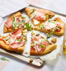Pizza aux courgettes, chèvre et jambon de pays