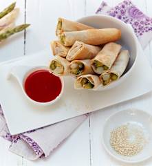 Knusprige Spargelröllchen mit Asia-Sauce