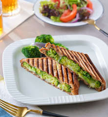 炒花椰菜起司熱壓三明治