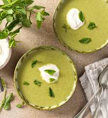 Cremige Brokkolisuppe mit Grünkern