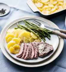 Solomillo con salsa de pimienta al vacío, judías verdes y gratén de patatas
