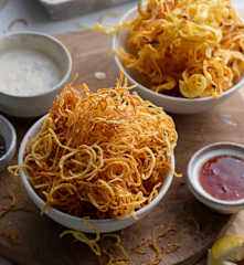 Papas rizadas fritas con alioli